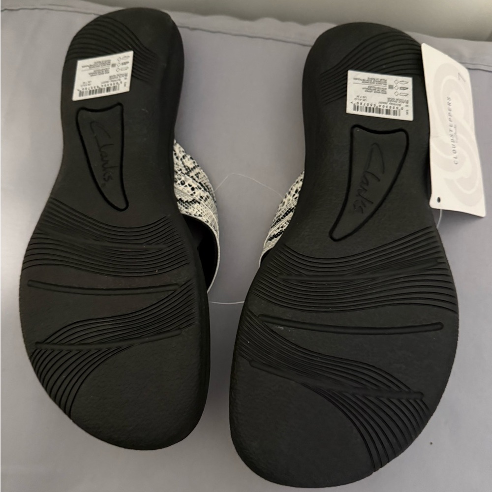 NWT!! Clarks Women's Black and White Sandals- size 7 - Picture 4 of 5